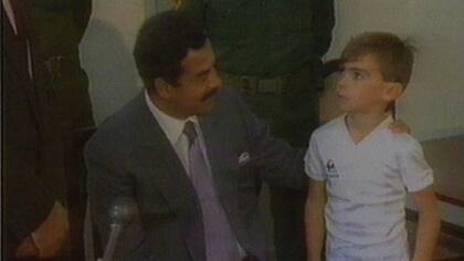 Saddam Hussein con uno de los rehenes, Stuart Lockwood, de cinco años