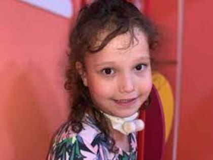 Sadie Bowyer, una pequeña de seis años, está en riesgo de morir mientras duerme o ve un episodio de su caricatura favorita