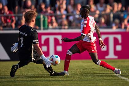 Sadio Mané convierte uno de los ¡27! goles de Bayern Munich sobre Rottach Egern