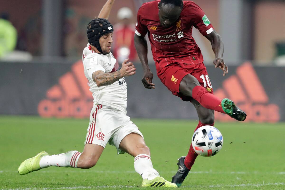 Sadio Mane remata, después del cruce de Rafinha. Por ese contacto el árbitro cobró penal para Liverpool, pero luego cambió la decisión tras ver las imágenes del VAR