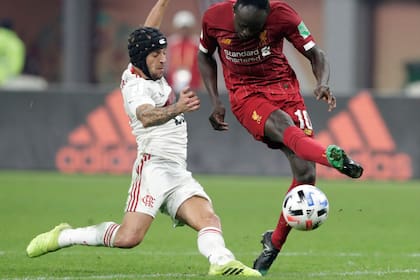 Sadio Mane remata, después del cruce de Rafinha. Por ese contacto el árbitro cobró penal para Liverpool, pero luego cambió la decisión tras ver las imágenes del VAR