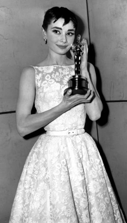 Cuando recibió su Oscar, Audrey Hepburn lució elegante y delicada con un vestido de encaje blanco