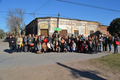 Lectores de Saer en la casa donde nació el autor de "Lo imborrable"