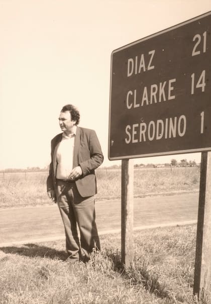 Saer, en la entrada de Serodino, la localidad santafecina en que la que nació