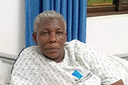 Safina Namukwaya fue madre a los 70 años tras dar a luz a dos gemelos