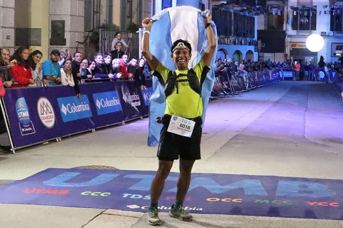 SaGa cruzó la meta junto con una bandera Argentina