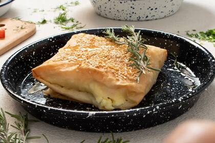 Saganaki, el queso feta en masa filo protagoniza este plato griego de Elena Andreu