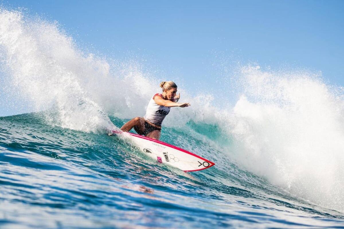 Sage Erickson, una de las surfistas que competiría en los últimos cuartos de final. Crédito: Instagram