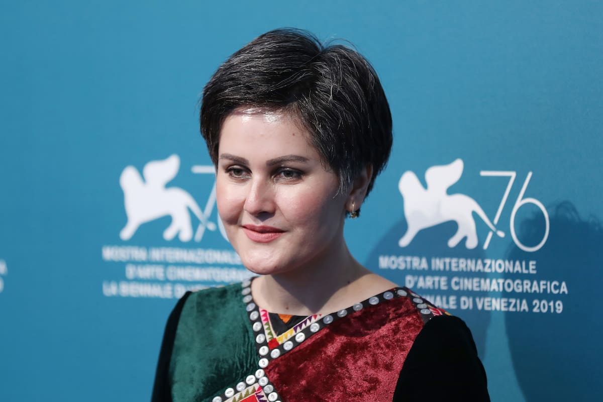 Sahraa Karimi, la prestigiosa cineasta afgana logró salir de Kabul