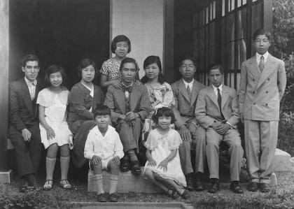 Saijiro Tsuji, junto a su mujer y sus hijos en la "Casa Tsuji", el centro familiar