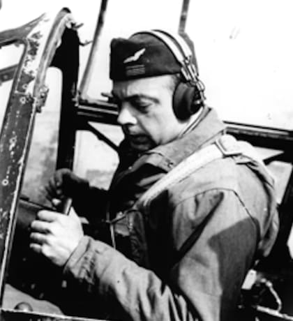 Saint-Exupéry a bordo de un avión. Tenía 44 años y arrastraba las secuelas de varios accidentes cuando consiguió autorización para volver a volar durante la guerra