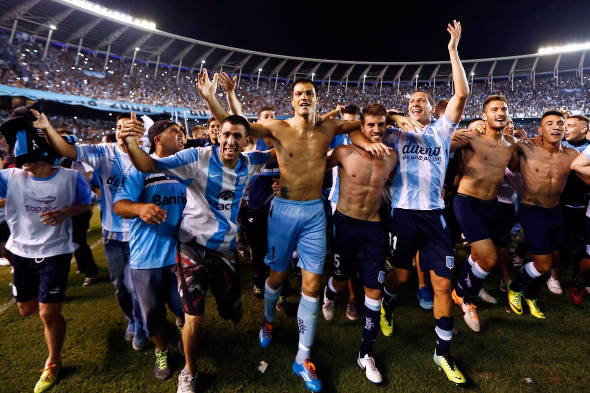 Saja, Cerro, Aued, Nicolás Sánchez y Centurión, en la comunión entre el público y el equipo durante la vuelta olímpica de 2014