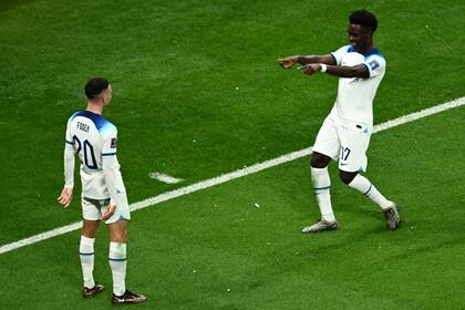 Saka le reconoce a Foden la asistencia para el tercer gol de Inglaterra