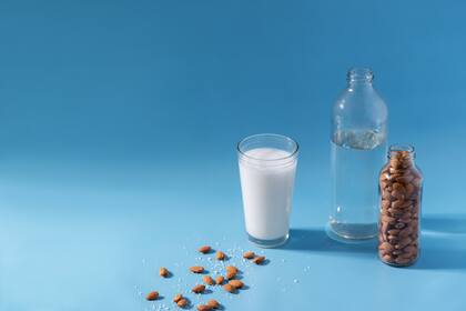 Almendras y agua, los ingredientes de una leche de almendras ideal para el organismo