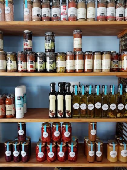 Sal rosa del Himalaya, gruesa y fina (importada de Pakistán); miel pura de abeja; chutney de mango, pickles de membrillo, cerezas encurtidas son algunos de los productos de Cuina.