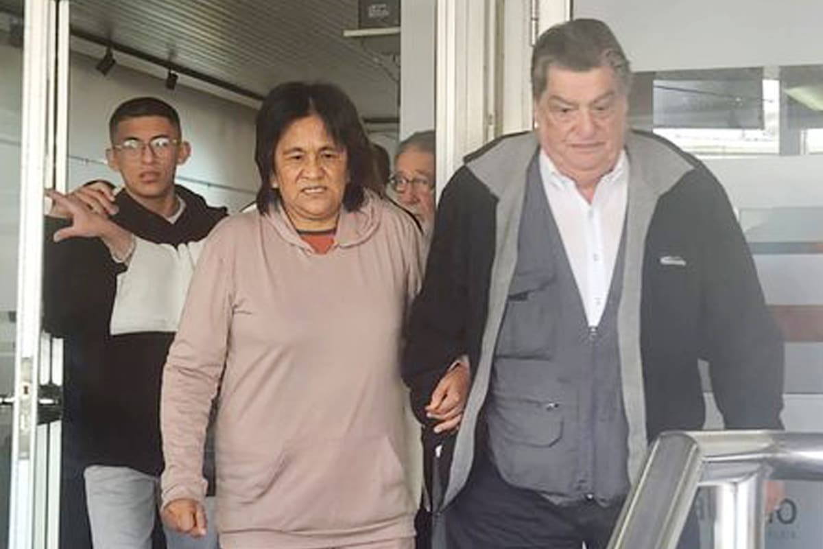 Sala, con su médico Jorge Rachid, el sábado, al retirarse del Hospital Italiano de La Plata tras recibir el alta