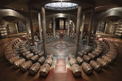 Sala de barricas de Bodegas Salentein, en Valle de Uco (Mendoza)