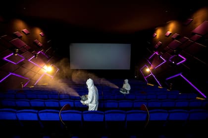 Desinfección de una sala de cine en Tailandia