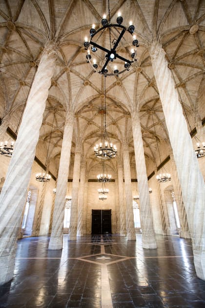 Sala de Contratación en la Lonja de la Seda, obra maestra del gótico civil veneciano.