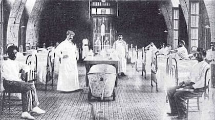 Sala de enfermos con peste bubónica en un sanatorio de Rosario, en 1900. La ciudad, que tuvo el primer brote local de la enfermedad, fue aislada del resto del país por el presidente Julio Argentino Roca