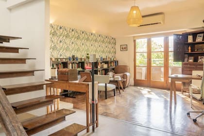 Sala de estar con acceso al balcón.