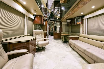 Sala de estar para sentarse mientras la casa rodante desliza por las rutas norteamericanas