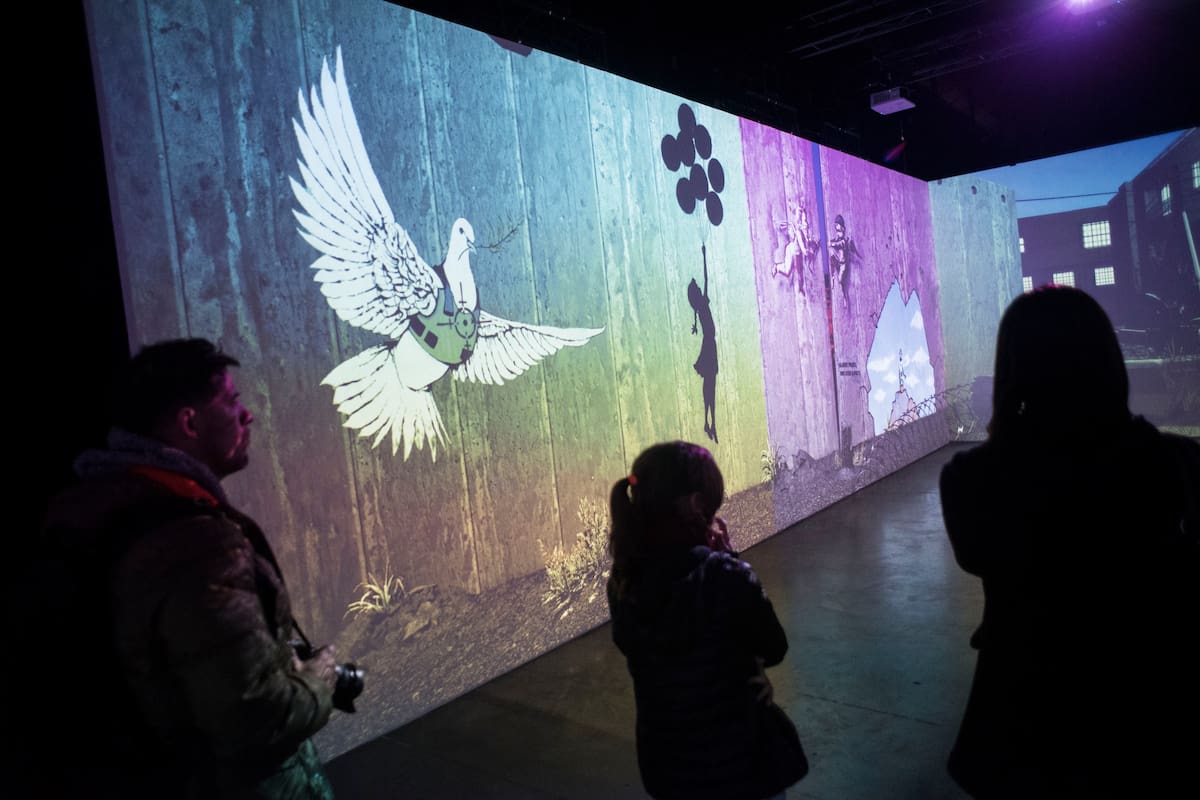 Sala inmersiva de la muestra con obras atribuidas a Banksy en La Rural