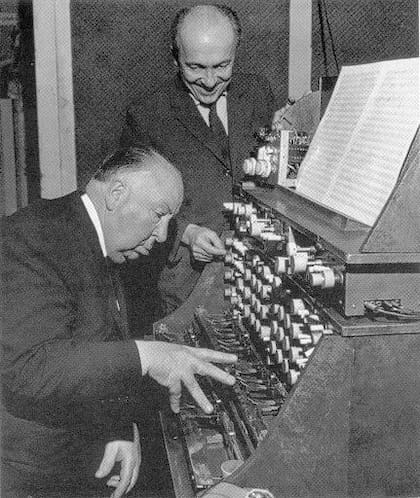 Sala junto al director de cine Alfred Hitchcock