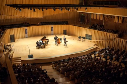 Sala Sinfónica. Con una acústica especial es el recinto ideal para la realización de conciertos (en la foto, el recital del consagrado violinista Pablo Agri); tiene capacidad para 1200 personas
