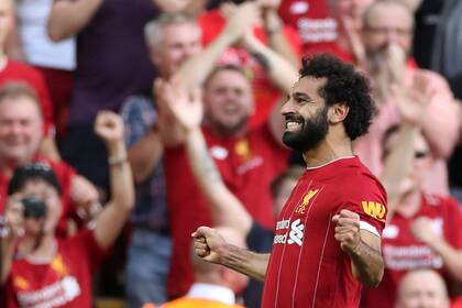 Salah celebra su golazo de cara al público de Liverpool.