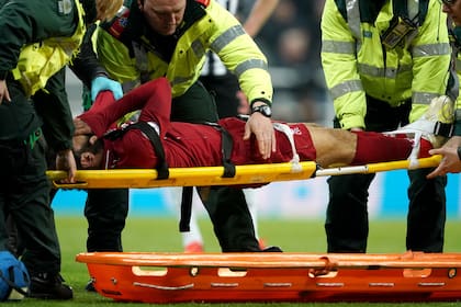 Salah es retirado en camilla después de sufrir un fuerte golpe. Terminó viendo el partido en el vestuario.