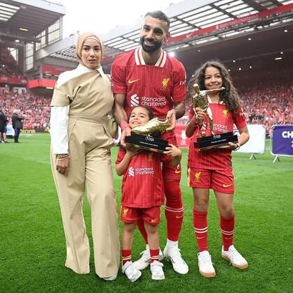 Salah junto a su familia, en el campo de juego de Liverpool, donde alcanzó la categoría de "leyenda" y se despidió tras nueve años