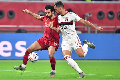 Salah lucha por la pelota con Pablo Marí, durante el primer tiempo de la final entre Liverpool y Flamengo, en Doha