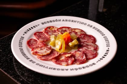 Salame tandilero con almendras