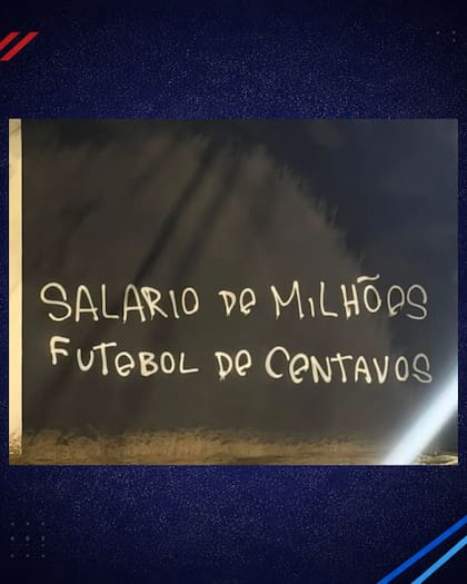 “Salario de millones, fútbol de centavos”, otra de las frases que aparecieron pintadas en la sede de Corinthians