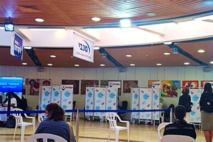Salas de vacunación en un salón de usos múltiples en Israel. Se habilitaron espacios para armar los centros de aplicación de la vacuna.