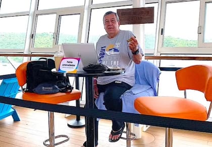 Salcedo tiene 72 años y pasó sus últimos 25 años arriba de un crucero
