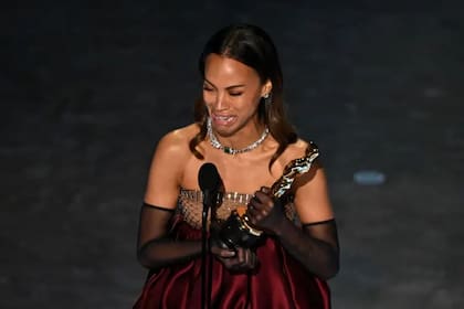 Saldaña se vio muy conmovida al ganar su primer Oscar
