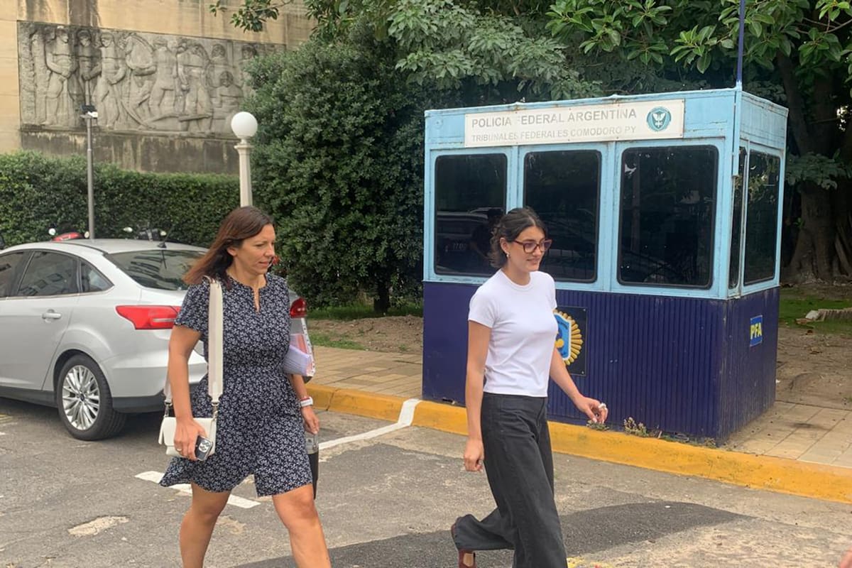 Sale de Comodoro Py Vanesa Tossi (de vestido azul)