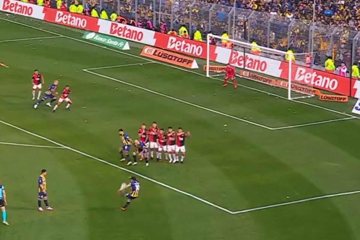 Sale el tiro libre de Malcorra, a 26 metros del arco de Macagno, que finalizará en el gol de Mallo para Rosario Central