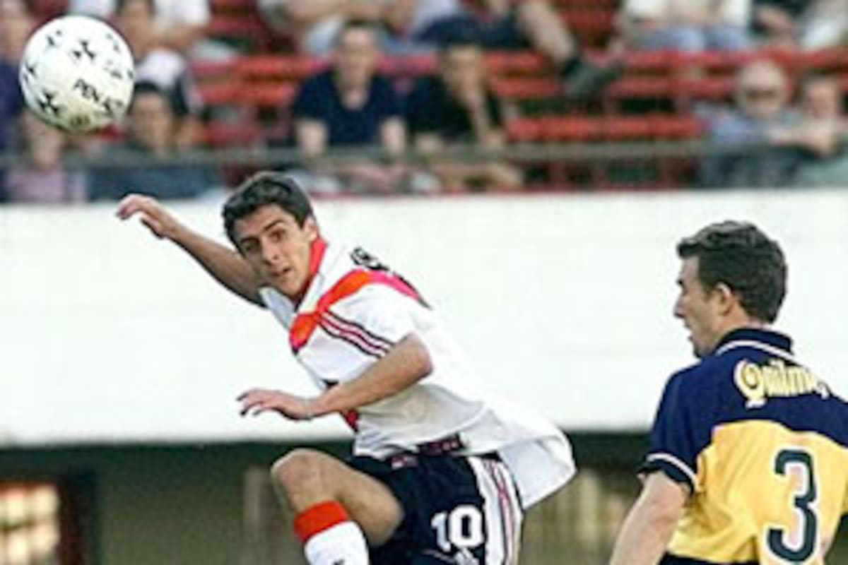 Sale el toque de Aimar que caerá por detrás de Córdoba para el primer gol de River