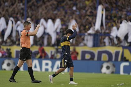 Sale Zeballos: la Bombonera lo ovaciona