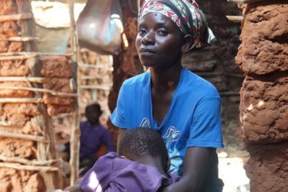 Salema debió caminar con sus cinco hijos varios kilómetros para llegar a un lugar seguro