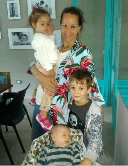 Salerni, junto a sus tres hijos