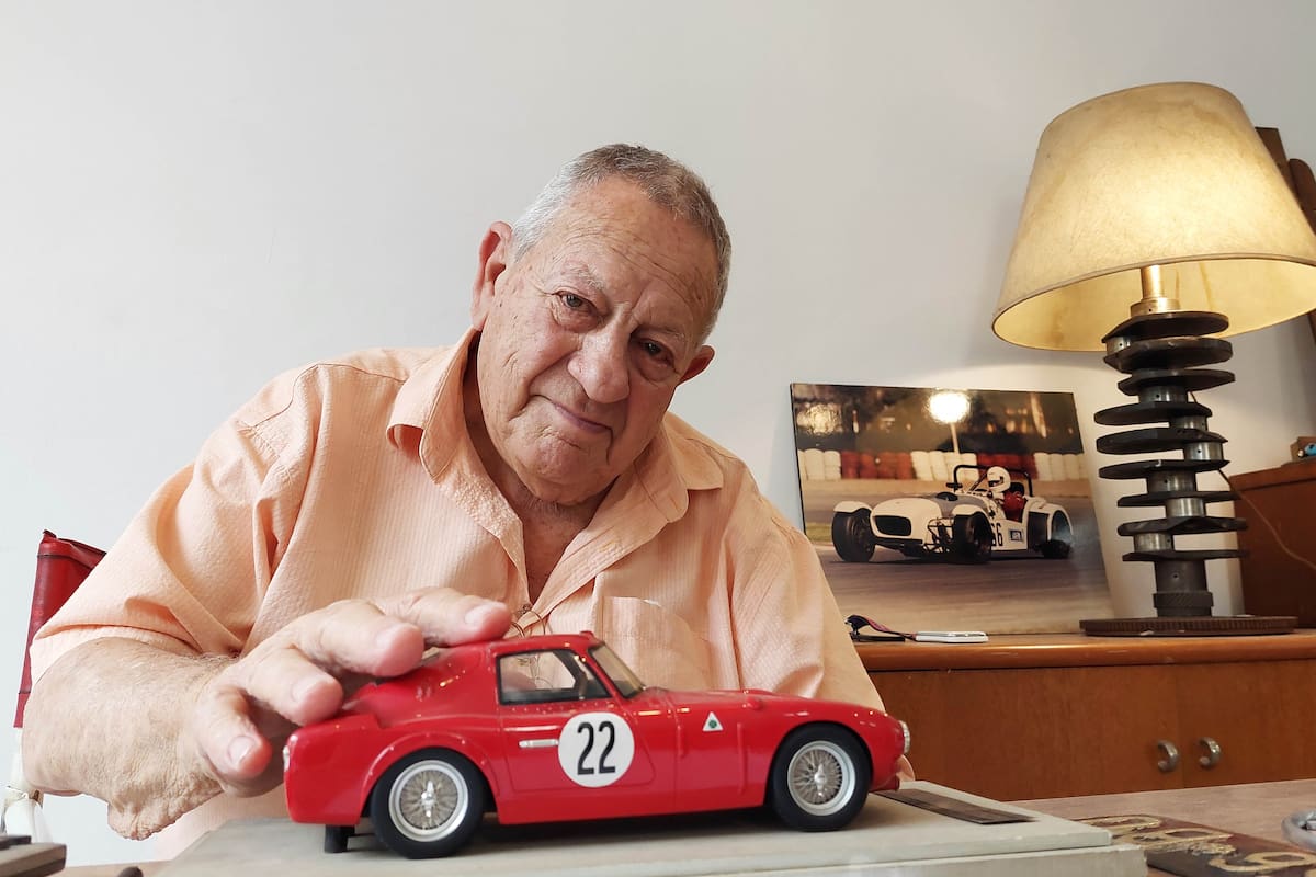 Salerno con el famoso Alfa Romeo 300 cm a escala