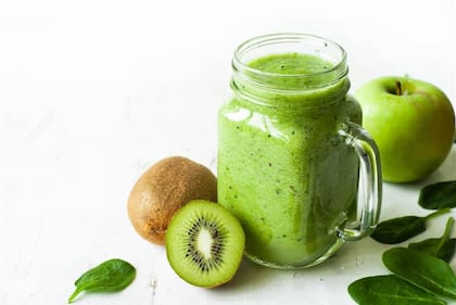 Salhab explicó que el kiwi representa una “excelente fuente de fibra, que ayuda a la salud digestiva”, lo que podría estar vinculado con una reducción del 13% en la probabilidad de desarrollar este tipo de cáncer.