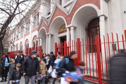 Salida anticipada por el partido Argentina versus Inglaterra en el Colegio Schönthal, en Flores
