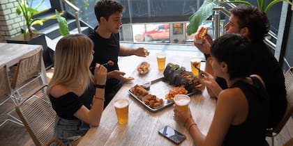 ¿Salida con amigos? Dean & Dennys es el punto de encuentro ideal.