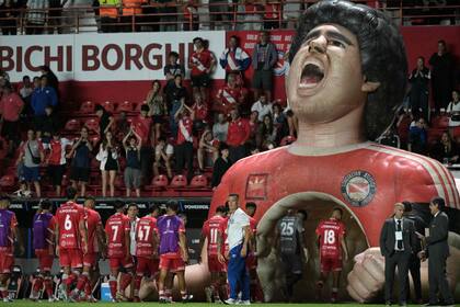 Salida con cabezas gachas para Argentinos y algunos aplausos en el Diego Maradona (Photo by JUAN MABROMATA / AFP)