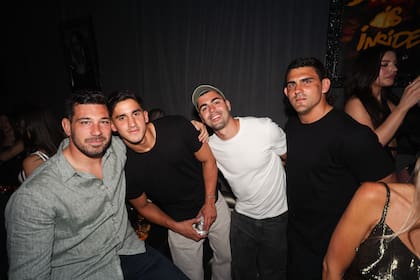 Salida de amigos. Guido Petti, Lucio Cinti, Kiki Mendy y Pablo Matera se tomaron un recreo de la abultada agenda de entrenamientos de Los Pumas para disfrutar juntos del after party